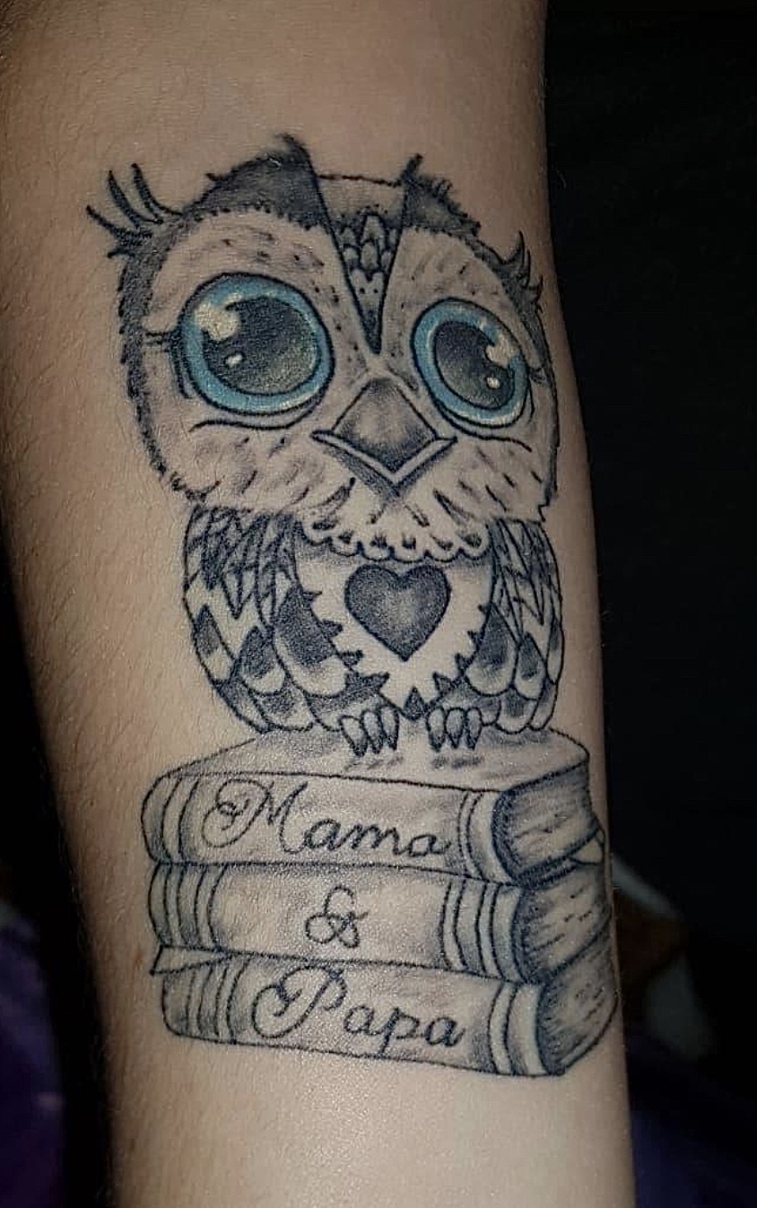 Tattoo Eule auf Büchern