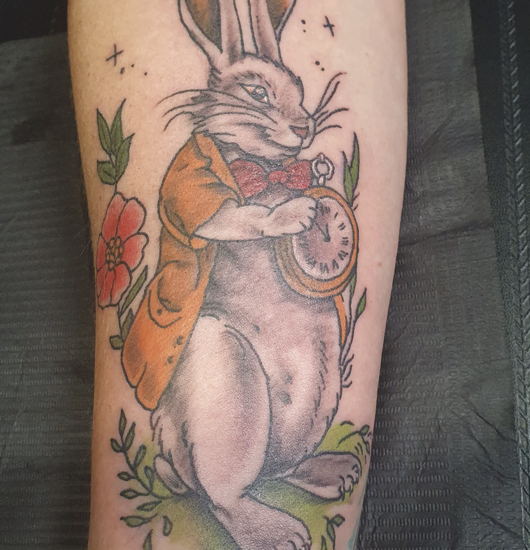 Buntes Tattoo mit Hase und Taschenuhr