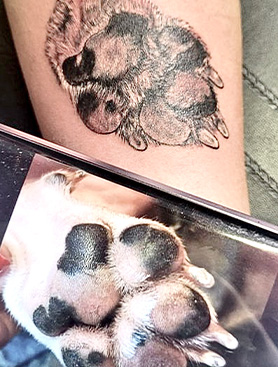 Realistische Tattoowierung einer Hundepfote