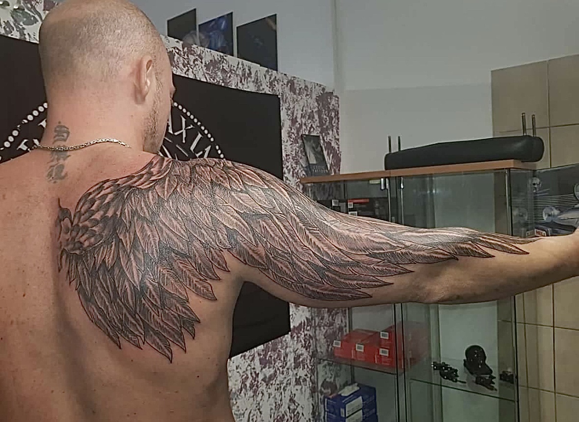 Großes Schulter-Tattoo Flügel
